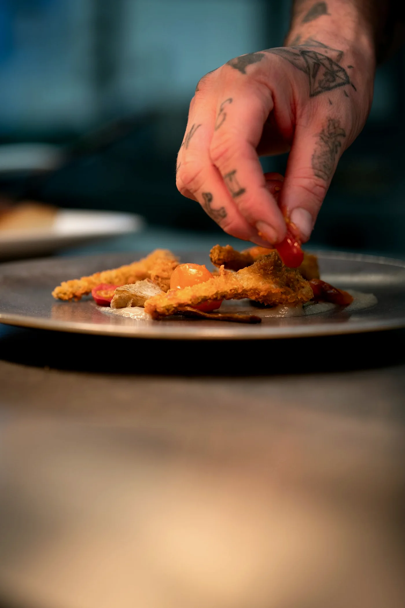 Mano emplatando una hamburguesa en la barra